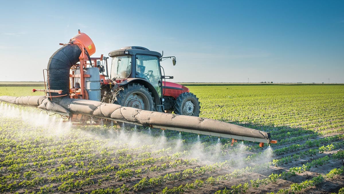 обработка сельскохозяйственных культур пестицидами.