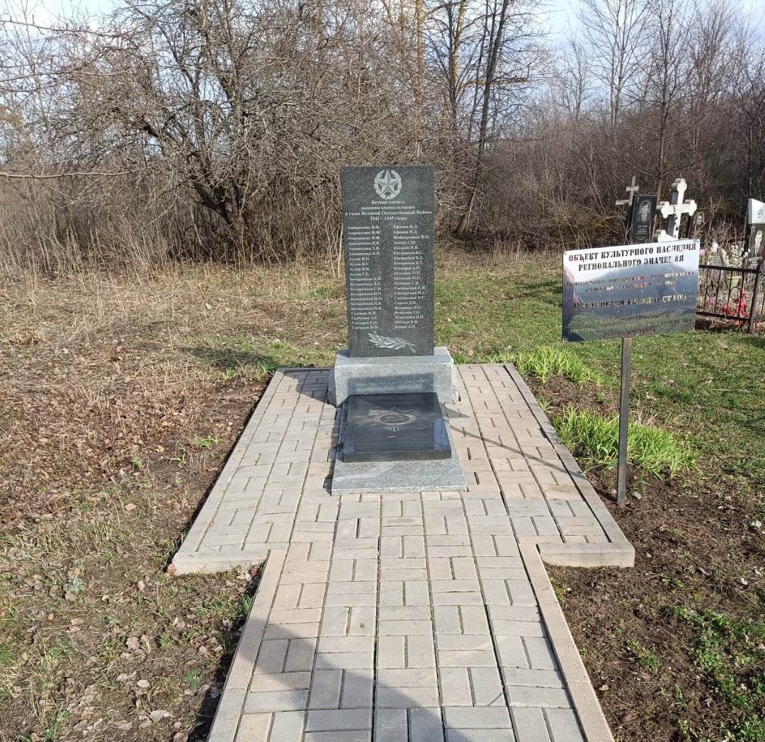 С приближением православных праздников навели порядок на территориях кладбища и братской могилы в селе Заводцы.