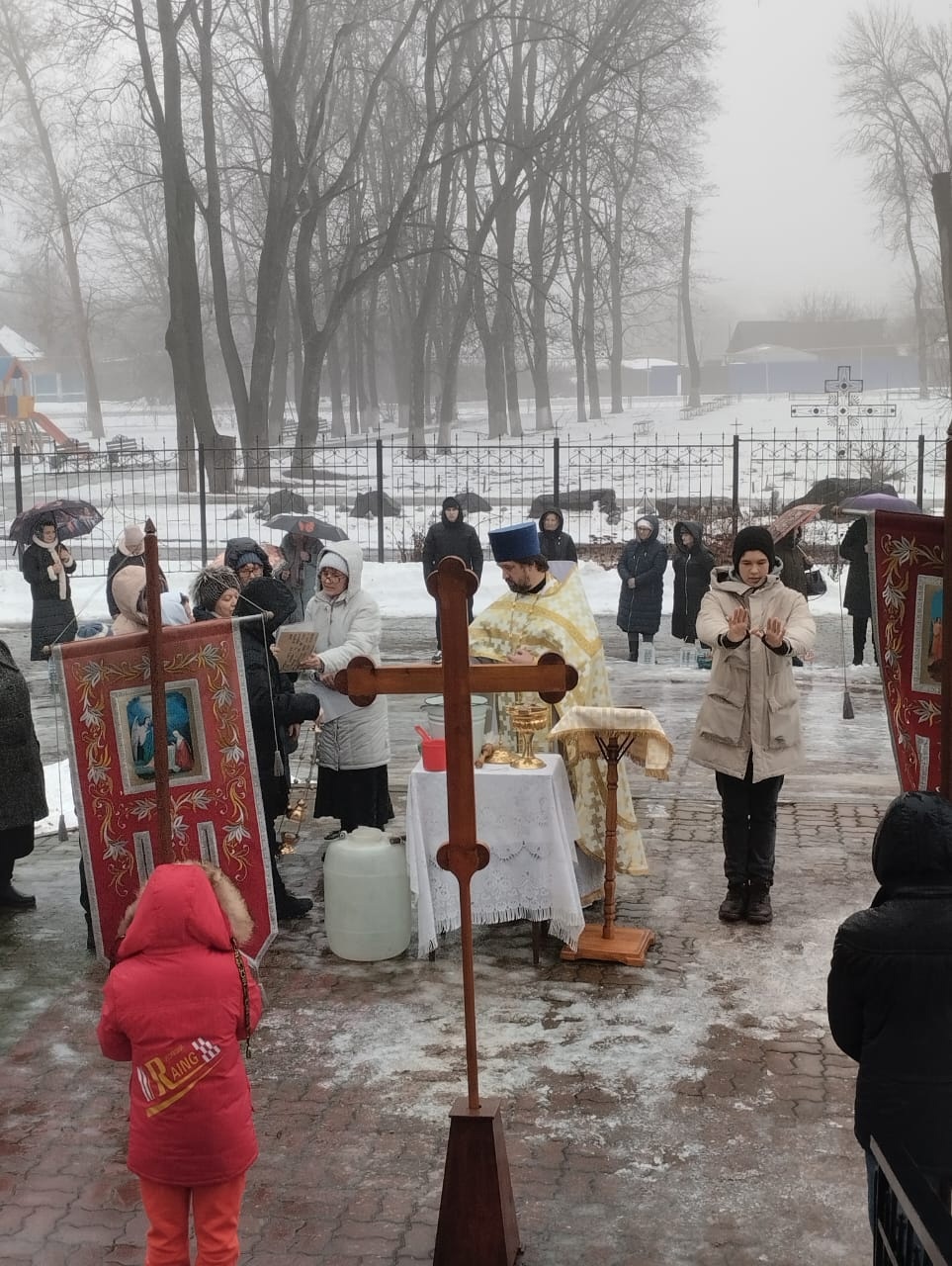 Сегодня в Храме Святителя Николая Чудотворца села Купино прошла праздничная служба и освящение воды.