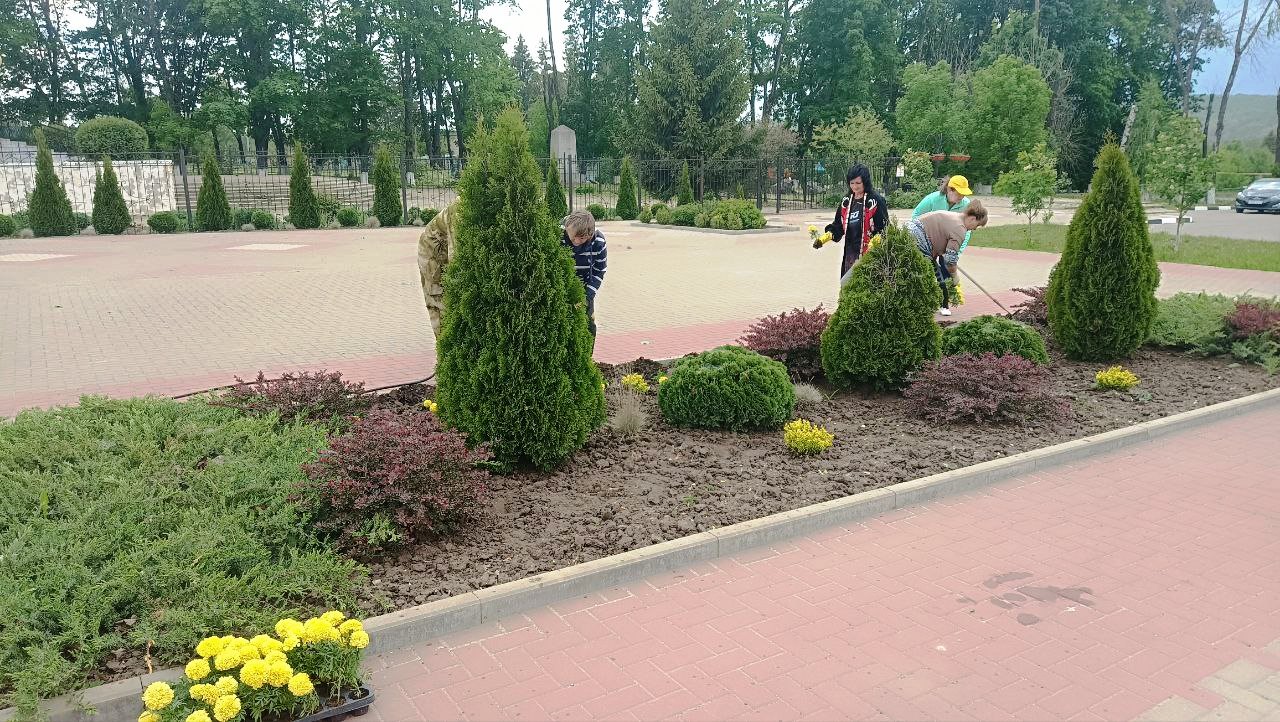 Сегодня вместе с работниками Купинского Дома культуры высадили цветы на клумбах возле СДК.