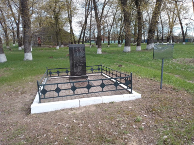 Братская могила советских воинов, погибших в боях с фашистскими захватчиками в 1943 году. Обелиск.
