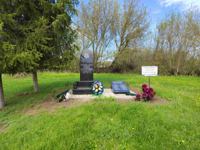 Братская могила советских воинов, погибших в боях с фашистскими захватчиками в 1943 году. Обелиск.