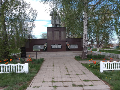 Братская могила советских воинов, погибших в боях с фашистскими захватчиками в 1943 году. Скульптура:  женщина с мальчиком.