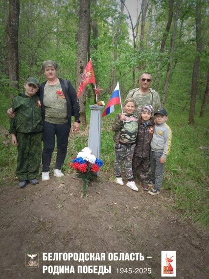 Каждый гсд семья Шевляковых ухаживает за могилой танкистов погибших в годы Великой Отечественной войны на танковой дороге в лесу. Каждый гсд семья Шевляковых ухаживает за могилой танкистов погибших в годы Великой Отечественной войны на танковой дороге в лесу.