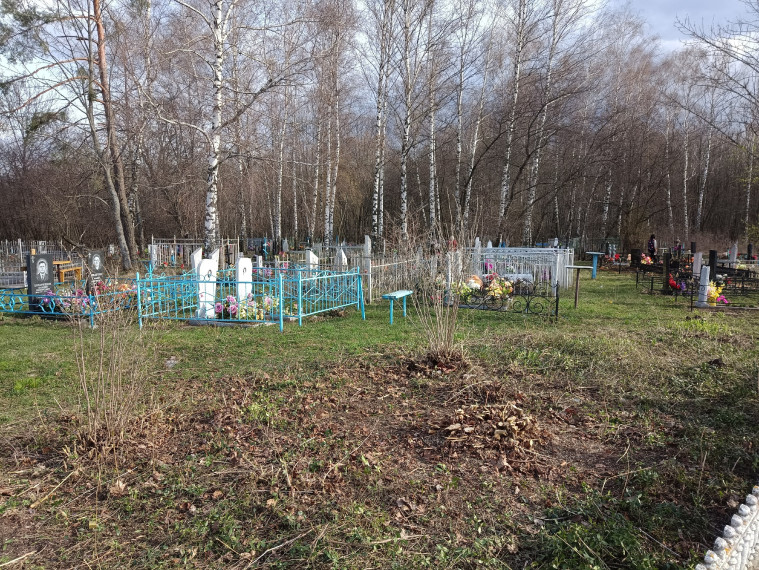 С приближением православных праздников навели порядок на территориях кладбища и братской могилы в селе Заводцы.