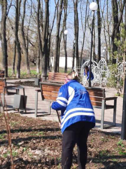 10 апреля сотрудники Дмитриевской школы организовали субботник на территории «Парка Дмитрия Солунского».