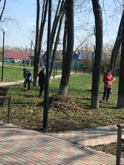 10 апреля сотрудники Дмитриевской школы организовали субботник на территории «Парка Дмитрия Солунского».