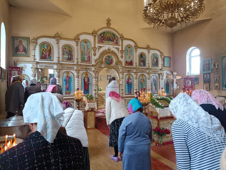 Сегодня в храме Святителя Николая Чудотворца села Купино прошла праздничная служба.