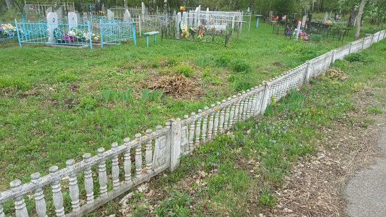 Сотрудники администрации побелили ограждения кладбища в селе Заводцы.