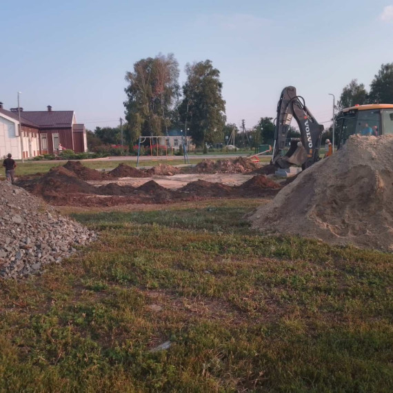 В сёлах Красная Поляна и Купино строители приступили к обустройству спортивных площадок .