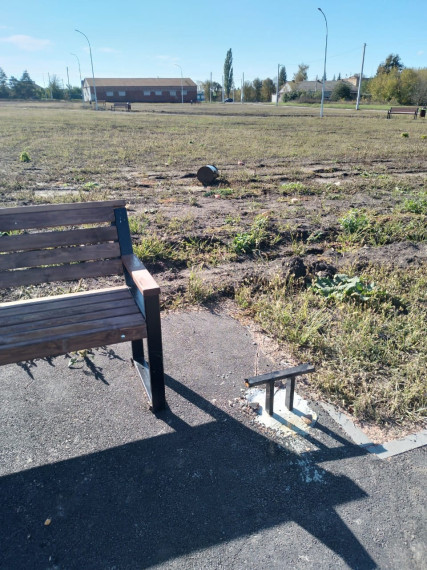 В парке по улице Молодежной села Купино вандалы испортили урны и изрисовали лавочки, которые были установлены в рамках проекта инициативного бюджетирования всего месяц назад..